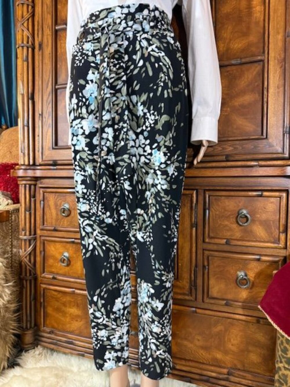White House Black Market Aqua Floral Pleat Waist Belted 'The Tapered Ankle' Pant - Picture 2 of 13